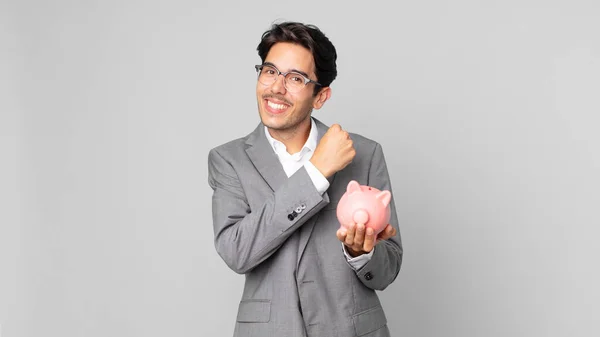 Ung Latinamerikansk Man Känner Sig Glad Och Står Inför Utmaning — Stockfoto