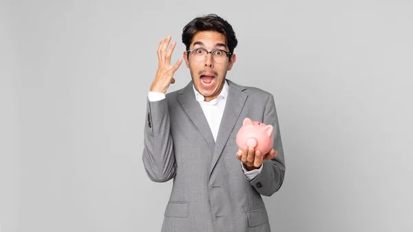 Junger Hispanischer Mann Schreit Mit Erhobenen Händen Die Luft Und — Stockfoto