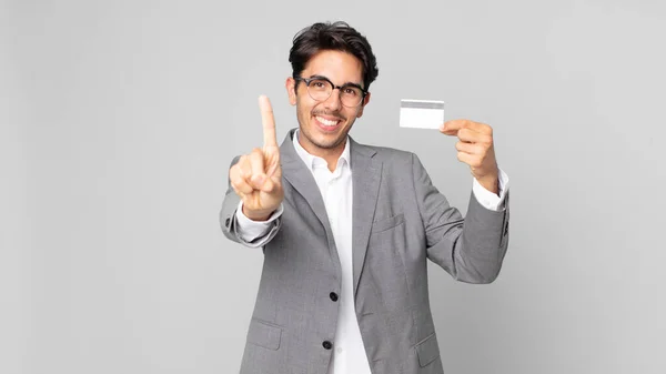 Jeune Homme Hispanique Souriant Fièrement Toute Confiance Faisant Numéro Tenant — Photo