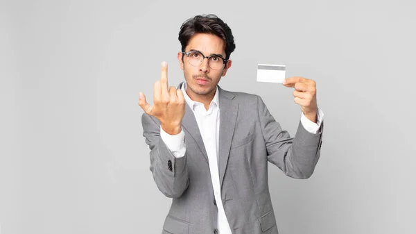 Joven Hispano Sintiéndose Enojado Molesto Rebelde Agresivo Sosteniendo Una Tarjeta — Foto de Stock