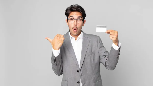 Young Hispanic Man Looking Astonished Disbelief Holding Credit Card — Stock Photo, Image