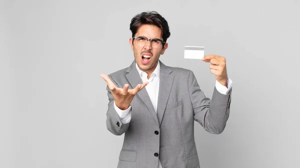 Joven Hispano Mirando Enojado Molesto Frustrado Sosteniendo Una Tarjeta Crédito — Foto de Stock