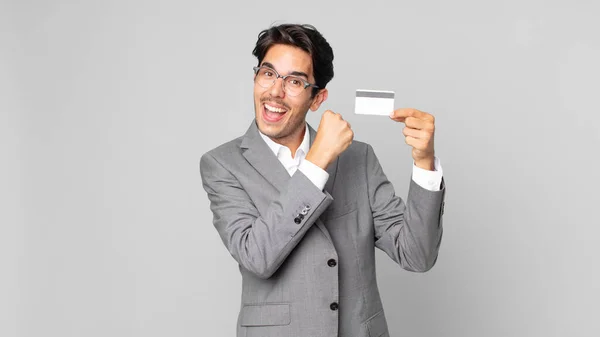 Joven Hispano Sintiéndose Feliz Enfrentándose Desafío Celebrando Sosteniendo Una Tarjeta — Foto de Stock