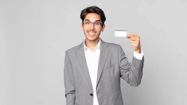 Jovem Hispânico Homem Olhando Feliz Agradavelmente Surpreendido Segurando Cartão Crédito — Fotografia de Stock