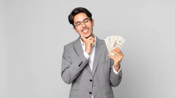 Jovem Hispânico Homem Sorrindo Feliz Sonhando Acordado Duvidar — Fotografia de Stock