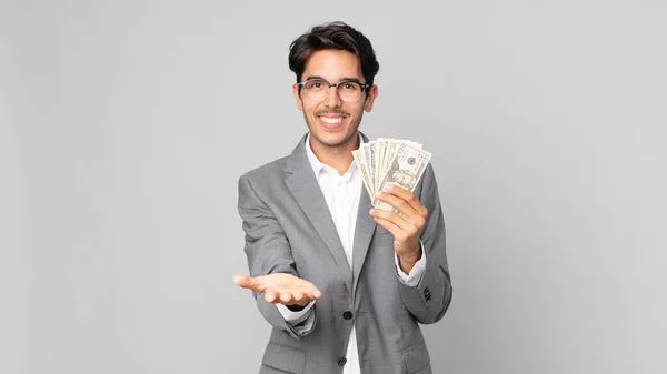 Jovem Hispânico Homem Sorrindo Feliz Com Amigável Oferecendo Mostrando Conceito — Fotografia de Stock