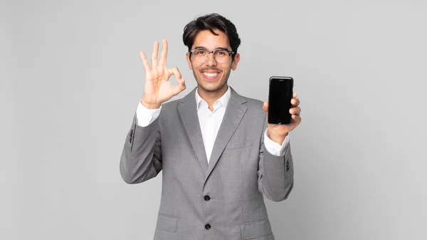 Jovem Hispânico Homem Sentindo Feliz Mostrando Aprovação Com Gesto Segurando — Fotografia de Stock