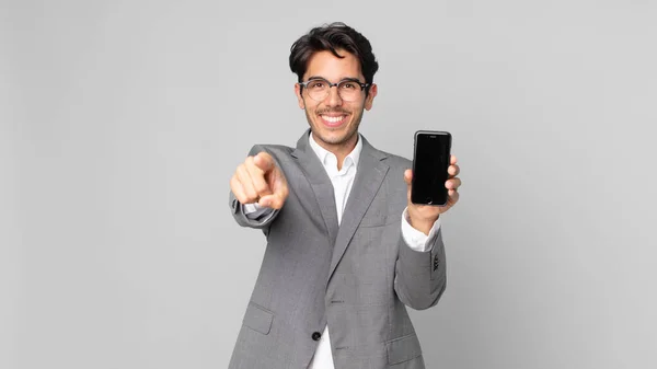 Jovem Hispânico Homem Apontando Para Câmera Escolhendo Você Segurando Smartphone — Fotografia de Stock