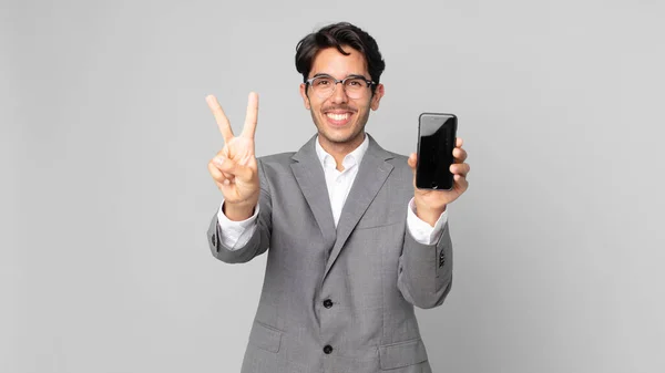 Jovem Hispânico Homem Sorrindo Olhando Amigável Mostrando Número Dois Segurando — Fotografia de Stock