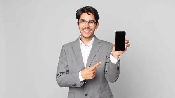 Jovem Hispânico Sorrindo Alegremente Sentindo Feliz Apontando Para Lado Segurando — Fotografia de Stock