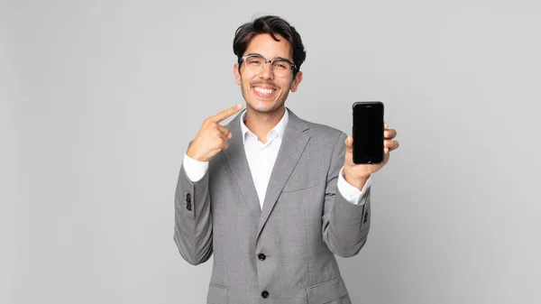 Jovem Hispânico Homem Sorrindo Confiantemente Apontando Para Próprio Sorriso Largo — Fotografia de Stock