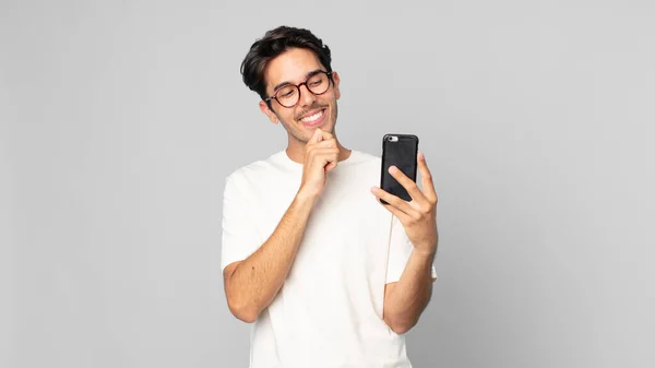 Joven Hombre Hispano Sonriendo Con Una Expresión Feliz Segura Con —  Fotos de Stock