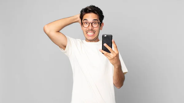 Ung Latinamerikansk Man Känner Sig Stressad Orolig Eller Rädd Med — Stockfoto