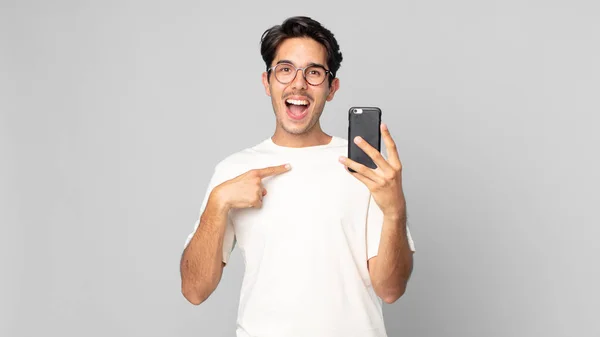 Jovem Hispânico Homem Sentindo Feliz Apontando Para Mesmo Com Animado — Fotografia de Stock