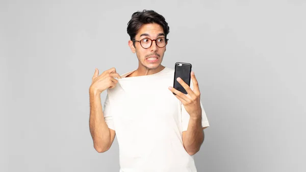 Mladý Hispánec Pocit Stresu Úzkosti Unavený Frustrovaný Drží Smartphone — Stock fotografie