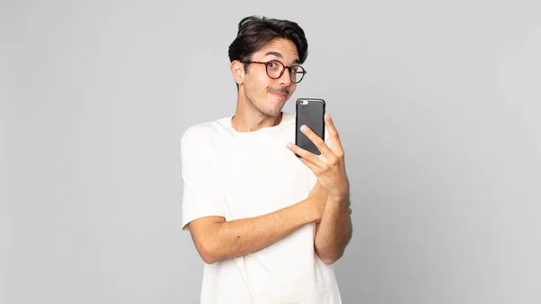 Nuori Latino Mies Kohauttaa Tunne Sekava Epävarma Tilalla Älypuhelin — kuvapankkivalokuva