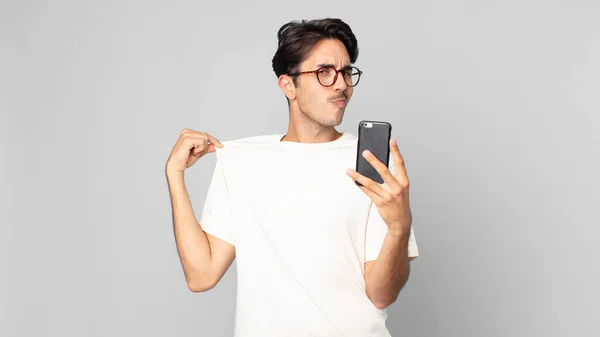 Mladý Hispánec Vypadá Arogantní Úspěšný Pozitivní Hrdý Drží Smartphone — Stock fotografie