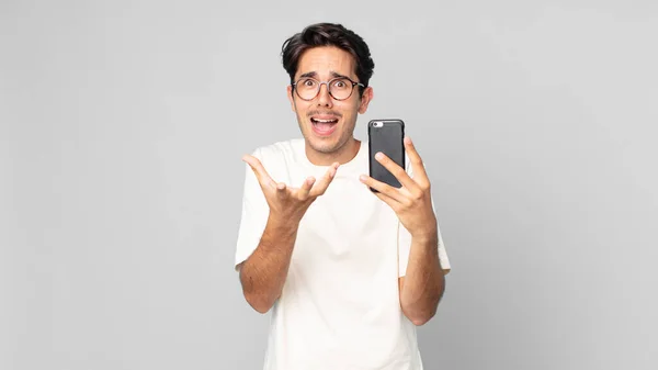 Jonge Spaanse Man Zoek Wanhopig Gefrustreerd Gestrest Met Een Smartphone — Stockfoto