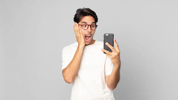 Nuori Latino Mies Tunne Onnellinen Innoissaan Yllättynyt Tilalla Älypuhelin — kuvapankkivalokuva