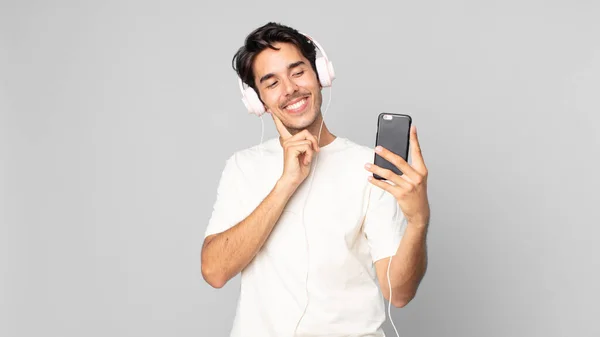 Jeune Homme Hispanique Souriant Joyeusement Rêvant Doutant Avec Casque Smartphone — Photo