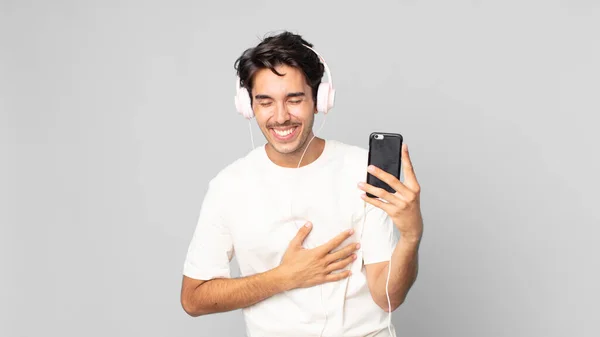 Fiatal Spanyol Férfi Nevet Hangosan Néhány Vidám Vicc Fülhallgató Okostelefon — Stock Fotó