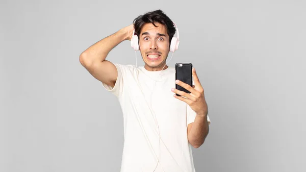 Jeune Homme Hispanique Sentant Stressé Anxieux Effrayé Avec Les Mains — Photo