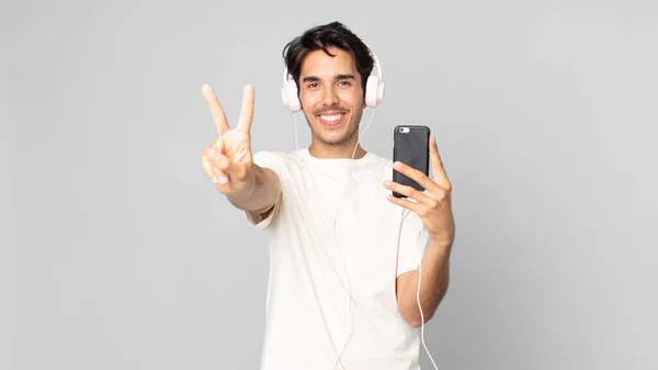 Jovem Hispânico Homem Sorrindo Olhando Feliz Gesticulando Vitória Paz Com — Fotografia de Stock