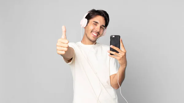 Jovem Hispânico Homem Sentindo Orgulhoso Sorrindo Positivamente Com Polegares Para — Fotografia de Stock