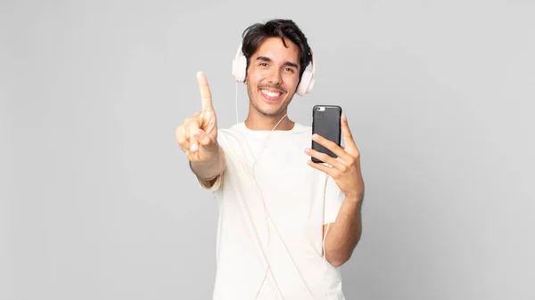 Jovem Hispânico Homem Sorrindo Orgulhosamente Confiantemente Fazendo Número Com Fones — Fotografia de Stock