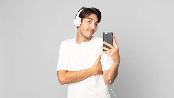 Nuori Latino Mies Kohauttaa Tunne Sekava Epävarma Kuulokkeet Älypuhelin — kuvapankkivalokuva