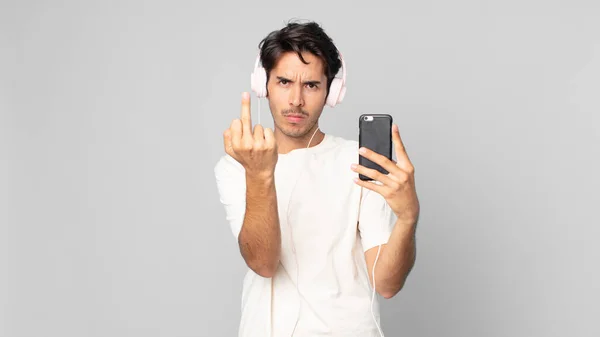 Młody Hiszpan Uczucie Wściekły Zirytowany Buntowniczy Agresywny Słuchawkami Smartfonem — Zdjęcie stockowe