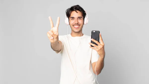 Jovem Hispânico Homem Sorrindo Olhando Amigável Mostrando Número Dois Com — Fotografia de Stock