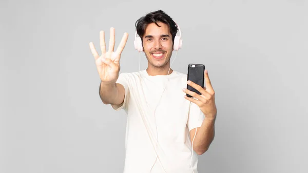 Jeune Homme Hispanique Souriant Regardant Amical Montrant Numéro Quatre Avec — Photo