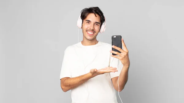 Jovem Hispânico Sorrindo Alegremente Sentindo Feliz Mostrando Conceito Com Fones — Fotografia de Stock