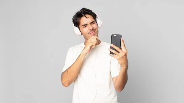 Jeune Homme Hispanique Penser Sentir Douteux Confus Avec Casque Smartphone — Photo