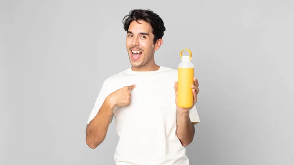 Jovem Hispânico Homem Sentindo Feliz Apontando Para Mesmo Com Animado — Fotografia de Stock