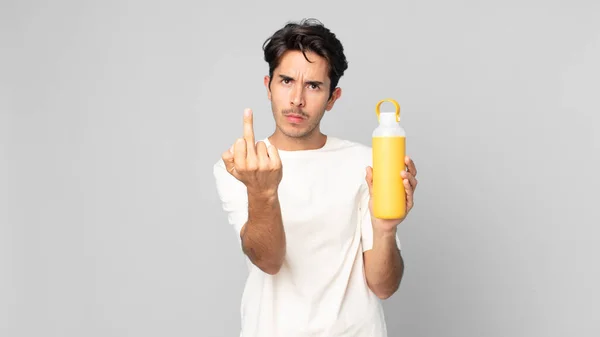 Jonge Spaanse Man Zich Boos Geïrriteerd Opstandig Agressief Met Een — Stockfoto