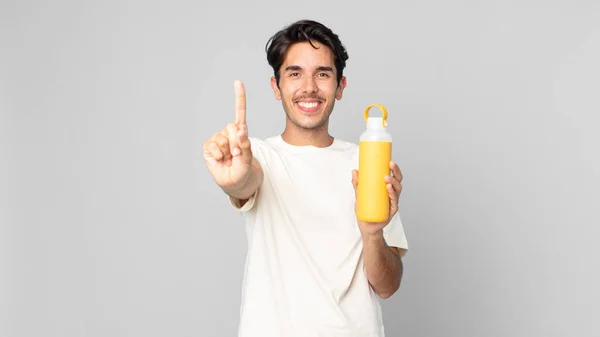 Joven Hombre Hispano Sonriendo Buscando Amigable Mostrando Número Uno Con —  Fotos de Stock