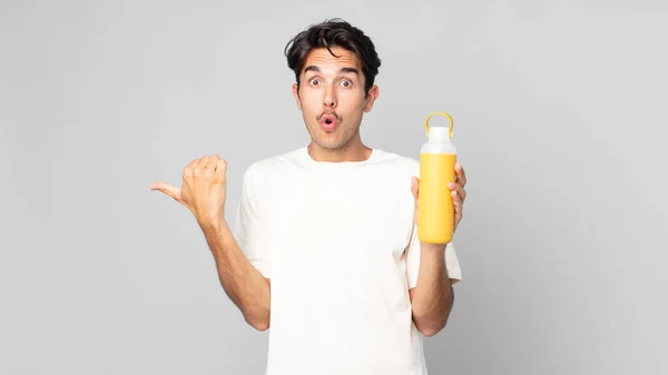 Jeune Homme Hispanique Regardant Étonné Dans Incrédulité Avec Thermos Café — Photo