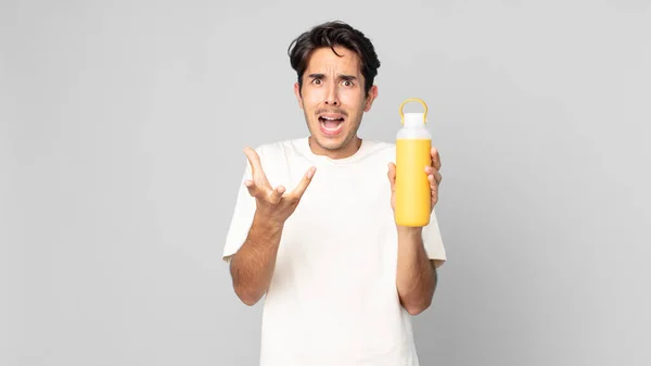 Jeune Homme Hispanique Regardant Désespéré Frustré Stressé Avec Thermos Café — Photo