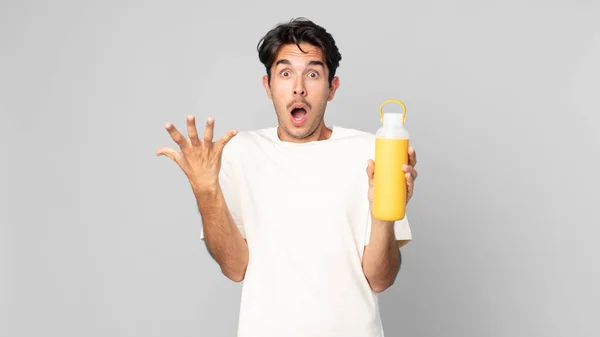 Joven Hispano Gritando Con Las Manos Alto Con Termo Café — Foto de Stock