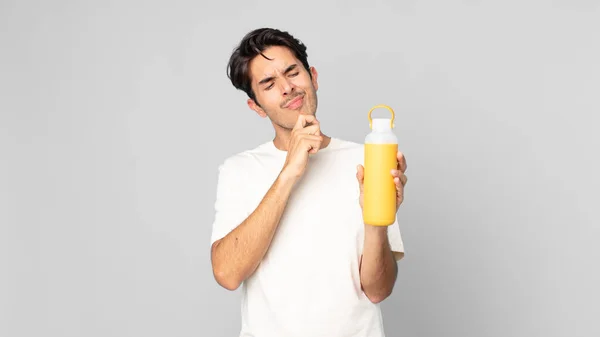 Jeune Homme Hispanique Penser Sentir Douteux Confondu Avec Thermos Café — Photo