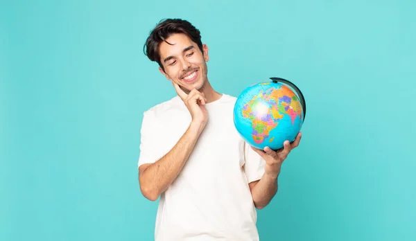 Mladý Hispánec Šťastně Usmívá Sní Nebo Pochybuje Drží Mapu Světa — Stock fotografie