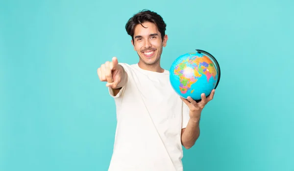 Joven Hombre Hispano Apuntando Cámara Eligiéndote Sosteniendo Mapa Del Mundo — Foto de Stock