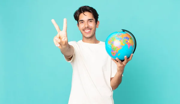 Jovem Hispânico Homem Sorrindo Olhando Feliz Gesticulando Vitória Paz Segurando — Fotografia de Stock