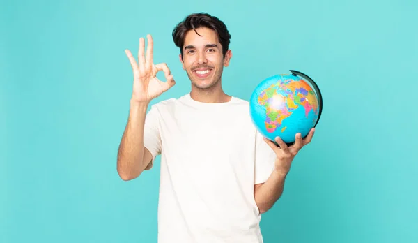 Jovem Hispânico Homem Sentindo Feliz Mostrando Aprovação Com Gesto Segurando — Fotografia de Stock