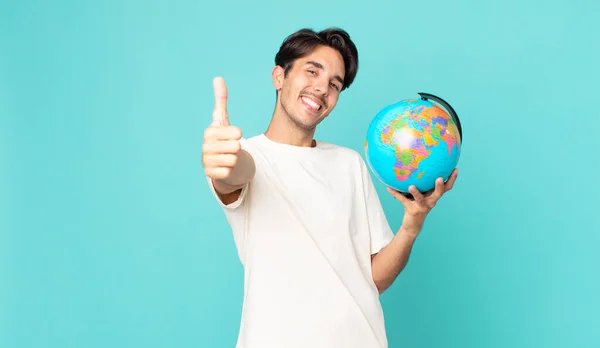 若いヒスパニック系の男は誇りを感じます 親指を積極的に笑顔と世界地図を保持します — ストック写真