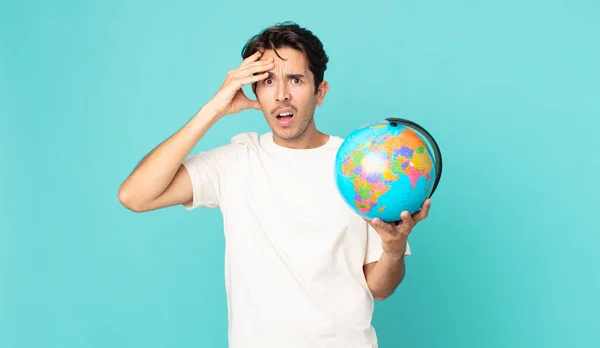 Jovem Hispânico Homem Olhando Feliz Surpreso Surpreso Segurando Mapa Mundo — Fotografia de Stock
