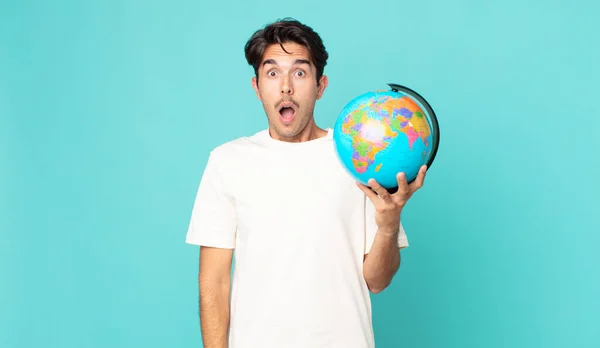 Jovem Hispânico Homem Olhando Muito Chocado Surpreso Segurando Mapa Globo — Fotografia de Stock