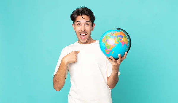Mladý Hispánec Cítí Šťastný Ukazuje Sebe Vzrušeným Drží Mapu Světa — Stock fotografie